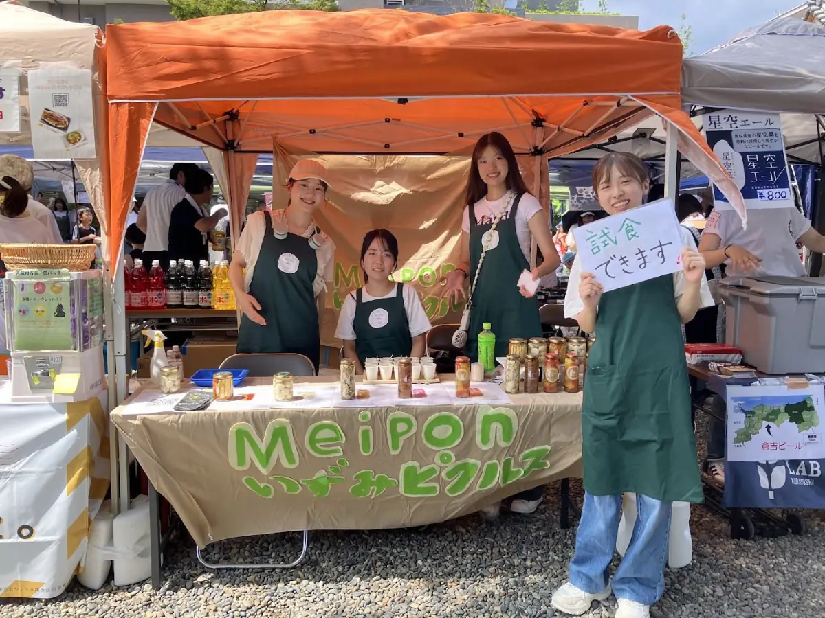 地域のお祭りで物産ブースに立つ学生たち